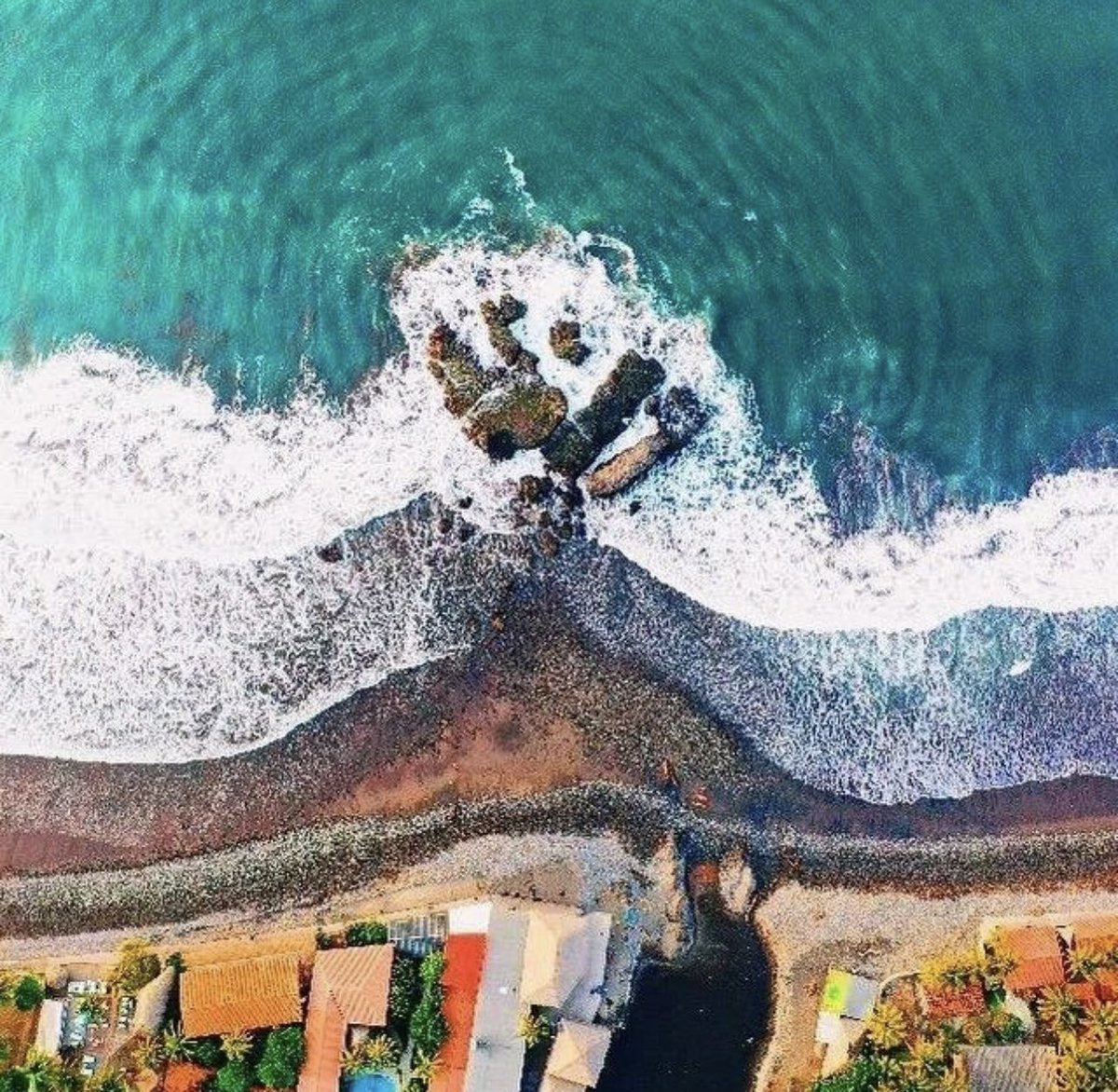 #playaeltunco el destino turístico más concurrido en #elsalvador con restaurantes y bares para todos los gustos! 
Vengan y descubran toda la oferta gastronómica con buena vibra!