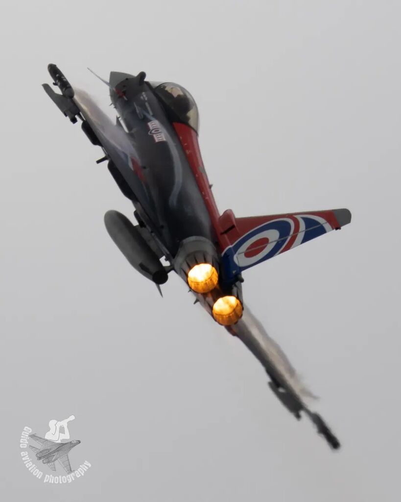 Full afterburner #RIAT22
#Typhoon Royal air force 🇬🇧
#eurofighter #eurofightertyphoon #typhoondisplayteam
#RAF #UK #airtattoo #airtattoo #RIAT #britishaerospace
#airtattoo #airtattoo22 instagr.am/p/CgDCB0ysmhj/