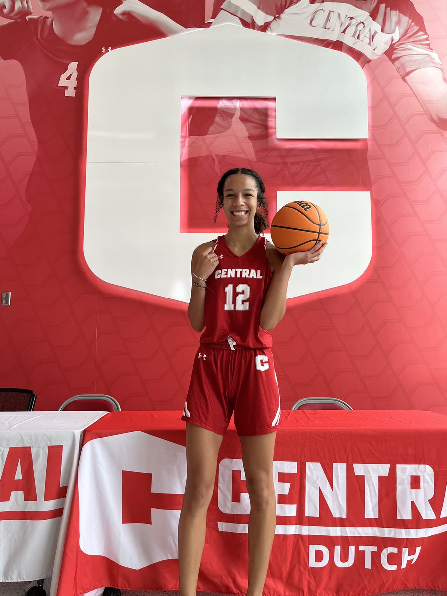 teeganbroaden's tweet photo. Thank you so much for having @CharlieBroaden  and I for a visit! loved the campus and the town!❤️🤍@CentralDutchWBB @MoranLonning https://t.co/lsANzH3yei