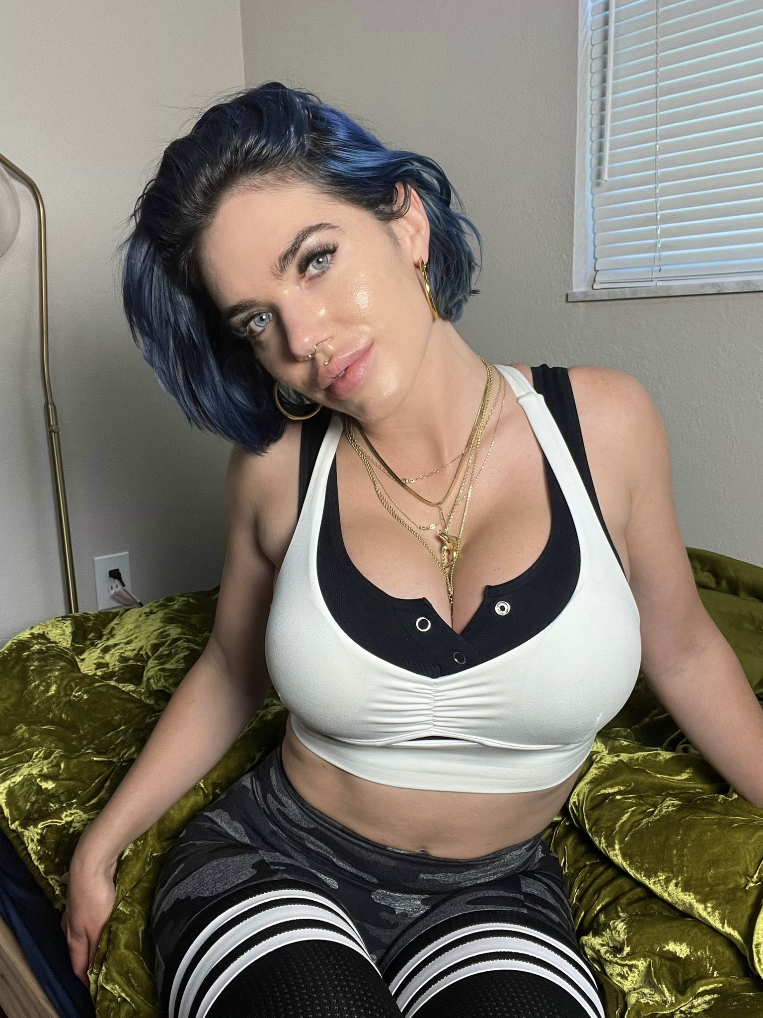 TW Pornstars - Lizbeth Eden. Twitter. hello 💙🍃. 9:31 PM - 15 Jul 2022