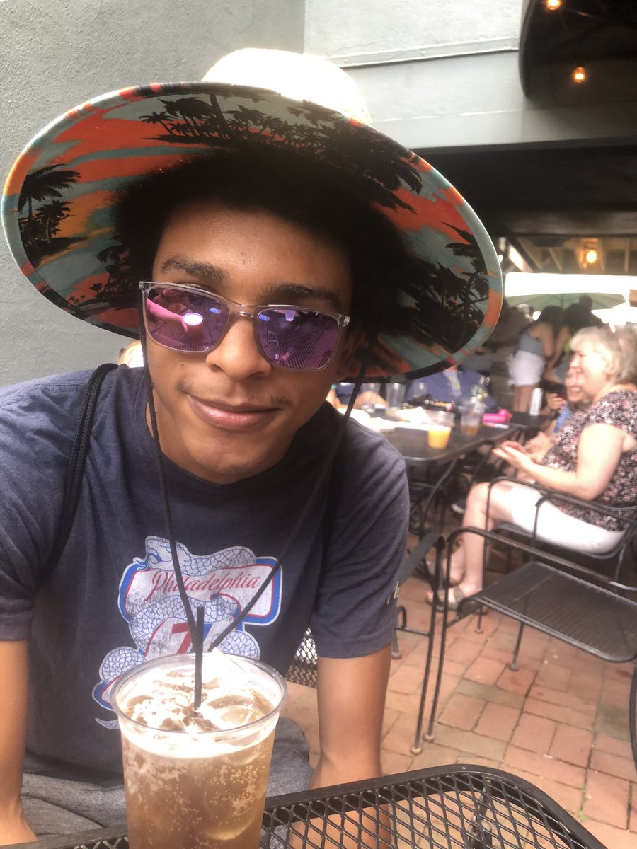 VanmeterKVM's tweet image. Today was a great afternoon for cocktails…can’t believe we found a table in the middle of SC Arts Fest crowds (and they allowed dogs!) #VanMeterLab