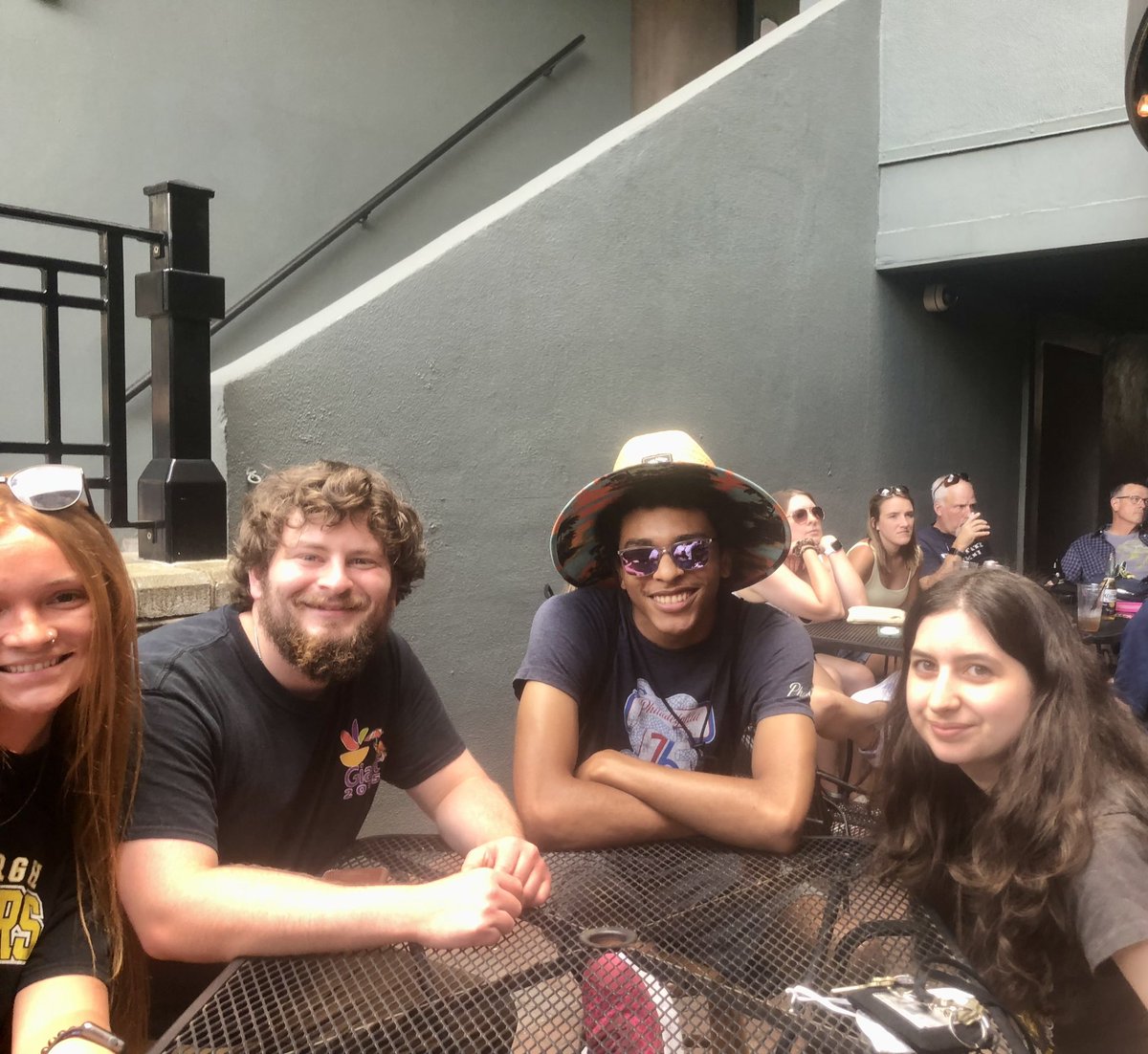 VanmeterKVM's tweet image. Today was a great afternoon for cocktails…can’t believe we found a table in the middle of SC Arts Fest crowds (and they allowed dogs!) #VanMeterLab