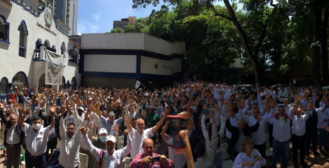 Luissanchezg21's tweet photo. Hoy por aclamación de los miembros del CEN y de las 25 seccionales presentes en el gran MaelecAD Nacional se decidió postular a nuestro compañero y líder @adbernabe como el abanderado de @ADVenezuelaa para las presidenciales 2024 #ADCaminaConBernabé #VolveremosAMiraflores https://t.co/QFA4TCsN0k