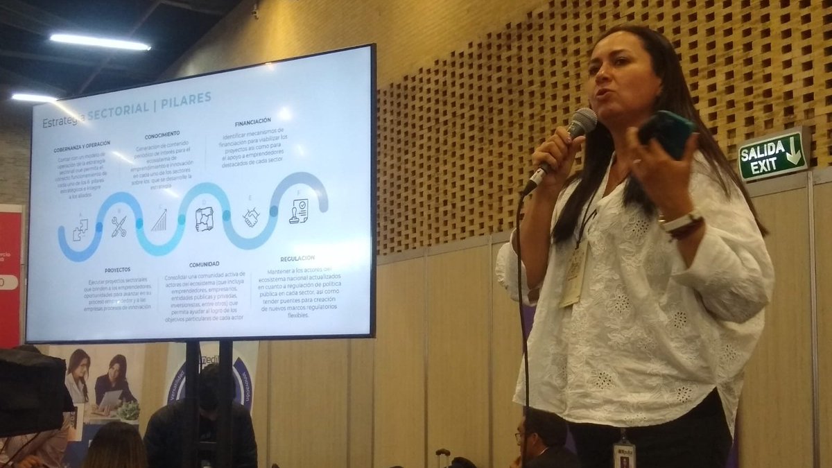 InnpulsaCol's tweet photo. La construcción de este documento hace parte del pilar de #conocimiento de la #EstrategiaSectorial de #CEmprende, que hoy entrega contenido de interés para el #SectorSalud⚕️. El mapeo generado en este primer estudio estará en constante actualización🧐👍.

@ClariRi @rvelascoch https://t.co/C09dGQSPGm