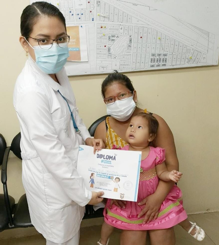 Salud_Guayas's tweet photo. “Me siento orgullosa que mi pequeña reciba su diploma por haber sido vacunada. Agradezco al personal de vacunación del Centro de Salud #SocioVivienda1. Ahora sé que estará protegida contra diferentes enfermedades", expresó Cinthya Cruz. 

#InfanciaConFuturo https://t.co/BJFFvFlRiz
