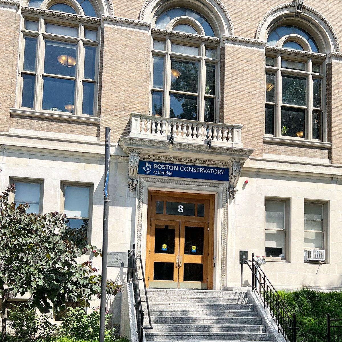 Jonathan Bailey Holland tweet media