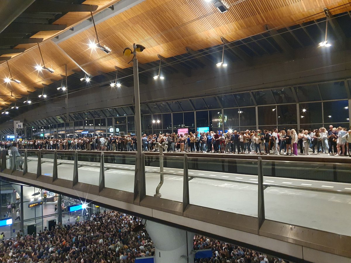 ArnoKnapen's tweet photo. 2 concerten in Amsterdam. Ed S in de Arena en Toto in de Ziggo Dome. Beide tegelijk afgelopen. Dan zou je denken de #NS zet voldoende treinen in....... #fail https://t.co/Jfzue2hb38