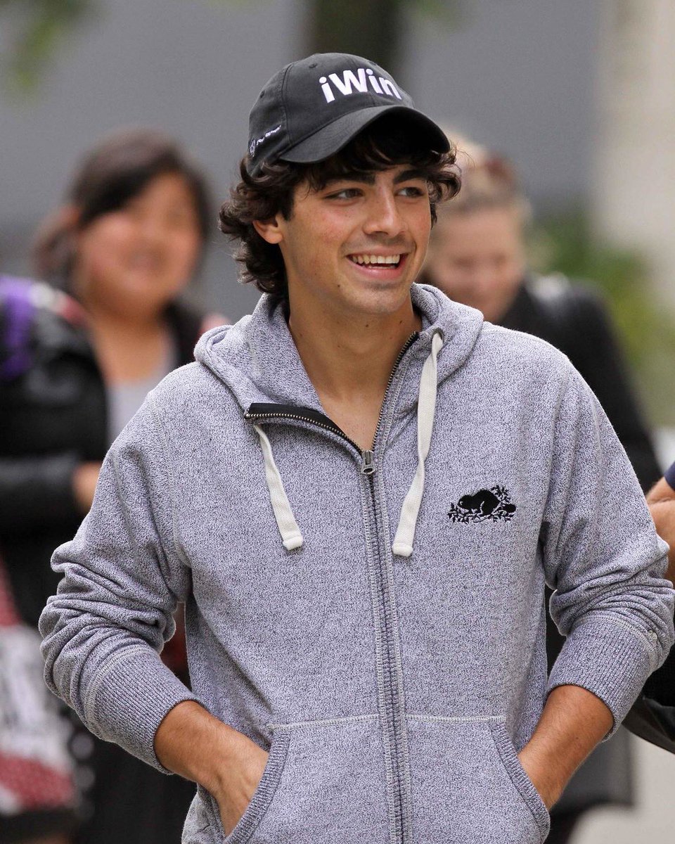 joejonasarchive's tweet photo. joe jonas, 2009. https://t.co/ieMWGtBQLz