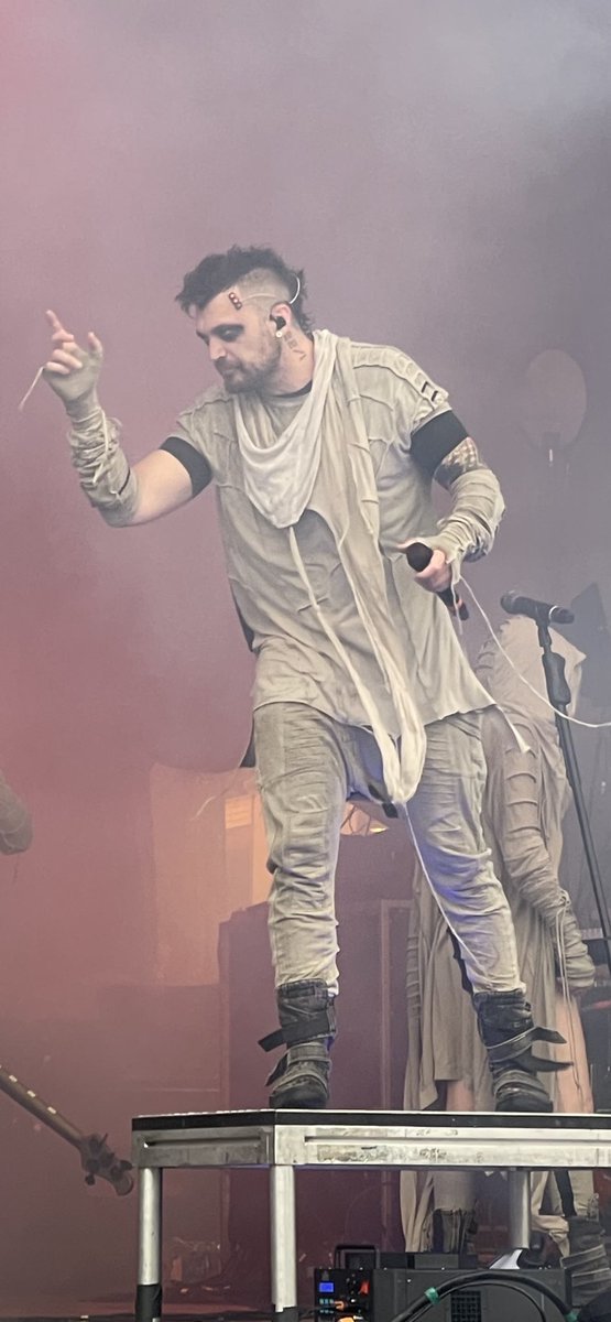 jbean2921's tweet photo. Rain or shine…@starsetonline is a #perfectmachine @StarsetMssngrs @UpheavalFest https://t.co/0qYYKLVlYL
