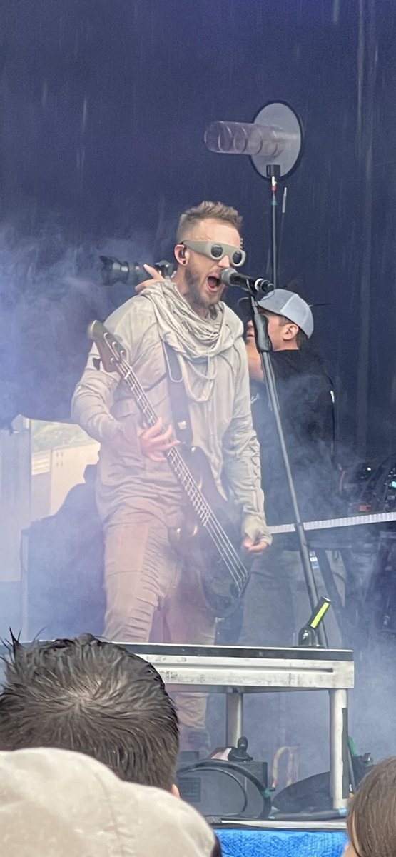 jbean2921's tweet photo. Rain or shine…@starsetonline is a #perfectmachine @StarsetMssngrs @UpheavalFest https://t.co/0qYYKLVlYL