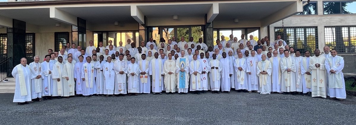 FamvinEU's tweet photo. #AG2022CM – The 43rd General Assembly of the #CongregationoftheMission is over!  After the closing Mass all the participants lined up for shooting the official group photo 
#WeAreVincentians #NousSommesVincentiens #SomosVicentinos  
@famvinPress @Famvin @VinFamOffice https://t.co/kWUmJJg47N