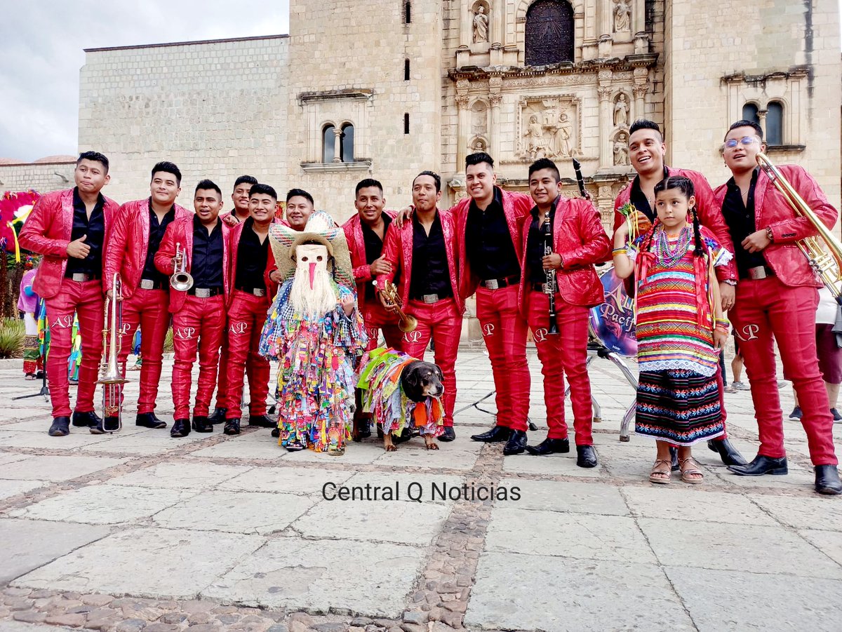 CentralQNoticia's tweet photo. ❤️🐶 #Mazapán junto a la Banda Aires del Pacífico graban "Carnaval #Putleco" en Santo Domingo de Guzmán.
¡Sin duda el lomito más famoso de Oaxaca!
#Noticias #CentralQNoticias #Oaxaca https://t.co/kbZRzoUIO7