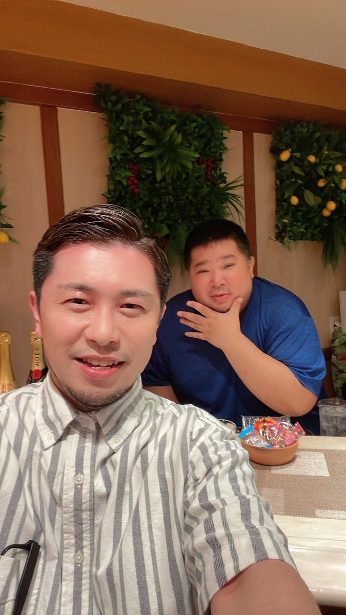 M19Sugiyama's tweet photo. 『喉輪じめ』でお馴染みの日本一有名なゲイ、コレステロールタクヤさんとお会いできました！@takuya5054
10年前画面越しに観ていた方と直にお会いして、お話させてもらえるなんて、ホントにTikTokやっててよかった！
TikTokで夢は叶う！ https://t.co/KQHDaTlkA2