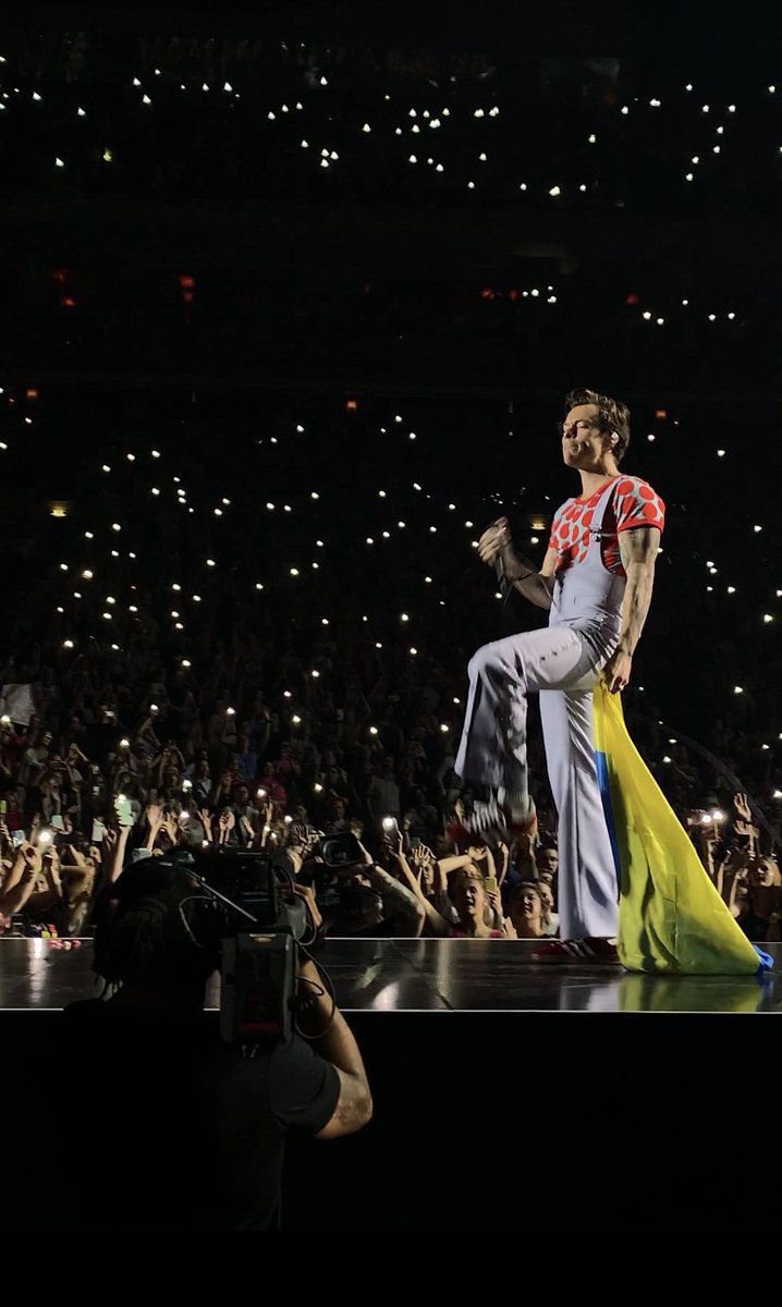 harryIotoutfits's tweet photo. Show N15: Prague, Czech Republic
Wearing: Gucci
#HarryStylesOutfits
#LoveOnTourPrague
#harrystylesprague ❤️💙
©️: owner https://t.co/N2zot375nK