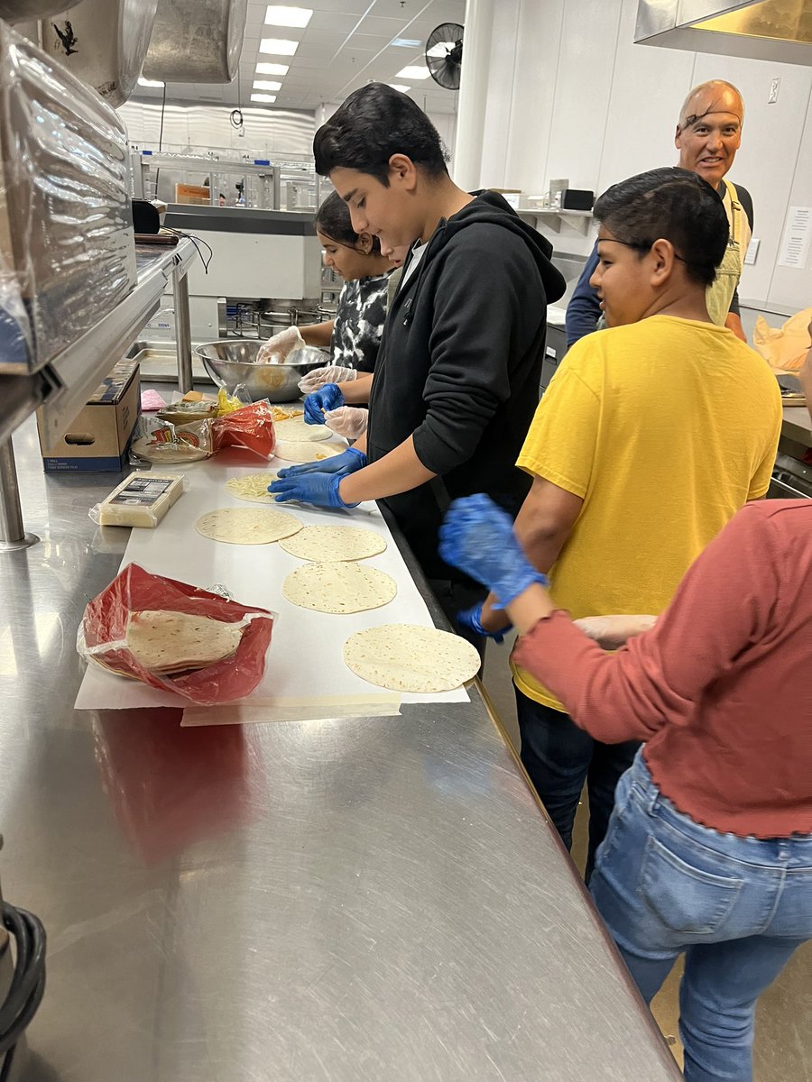 ProfeColumba's tweet photo. Culinary class in action at Montgomery Middle School. @MontgomeryCVUSD @CajonValleyUSD https://t.co/3FKCSnIUPg