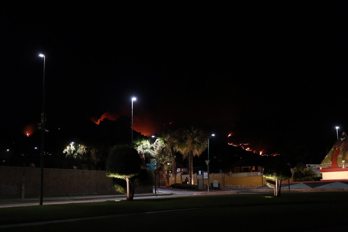klauzyx's tweet photo. El #IFMijas desde la entrada a pinos de Alhaurín de la Torre sobre las 23:30. Qué peligroso se ve... Mucho ánimo a todos los que lo llevan combatiendo desde mediodía, y para los que van a seguir con ello. https://t.co/K1wjdemwju