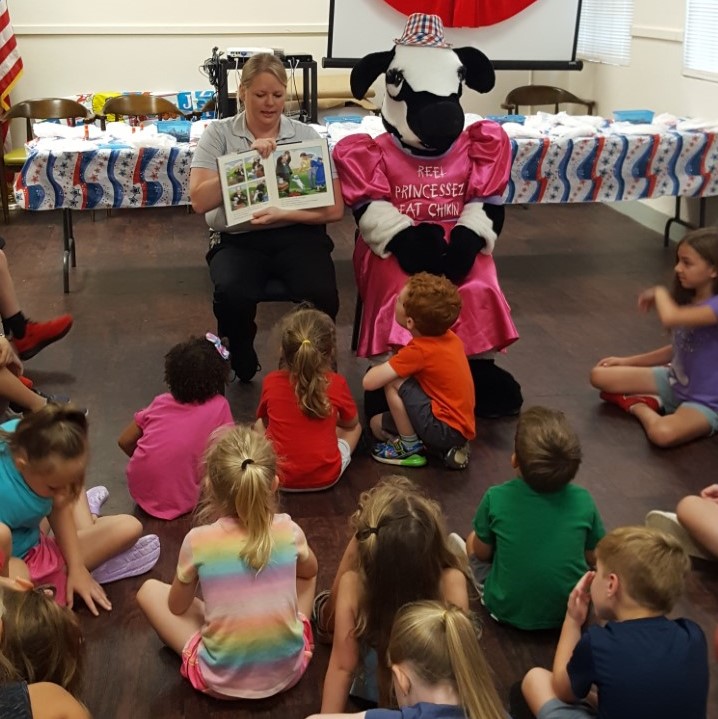 MyJHLS's tweet image. Mrs. Neva and Baby Cow Princess stopped by #RaymondLibrary for Story Time and crafts. 

#MyJHLS #OceanOfPossibilities #SummerReading2022