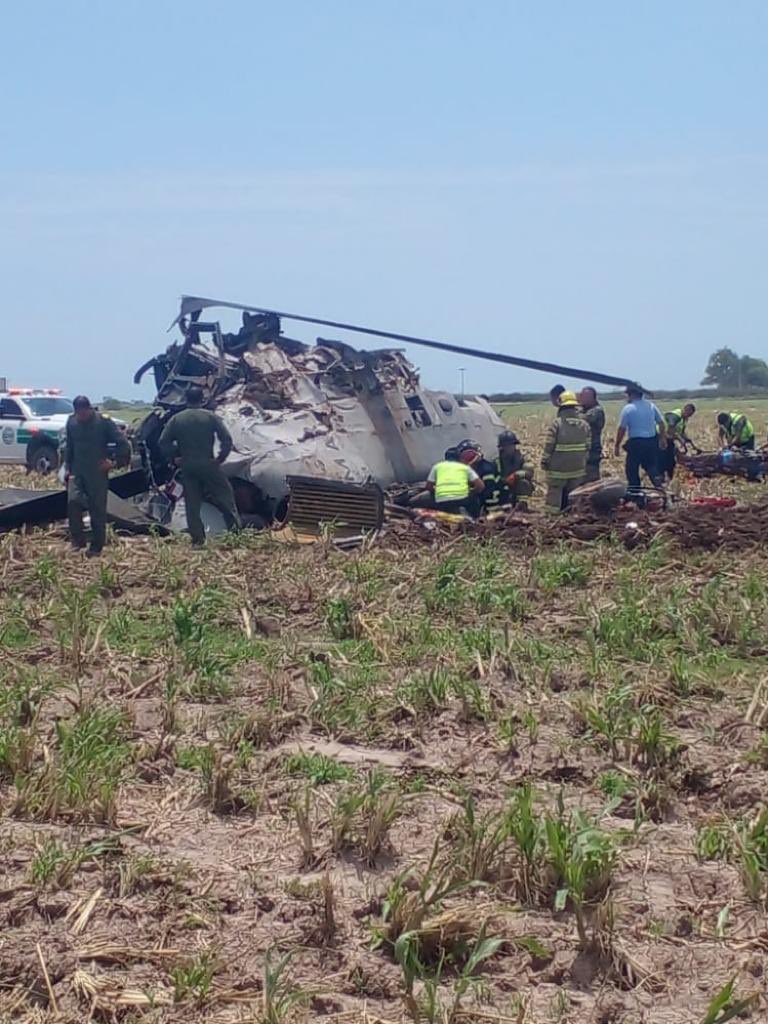 montenegrojluis's tweet photo. Unofficial sources report that a few minutes ago a helicopter from the Secretary of the Navy collapsed in Sinaloa, in the surroundings of Los Mochis. There are several deceased. Eleven people were traveling. This occurs after the arrest of Rafael Caro Quintero. https://t.co/0kMWaPhiUG