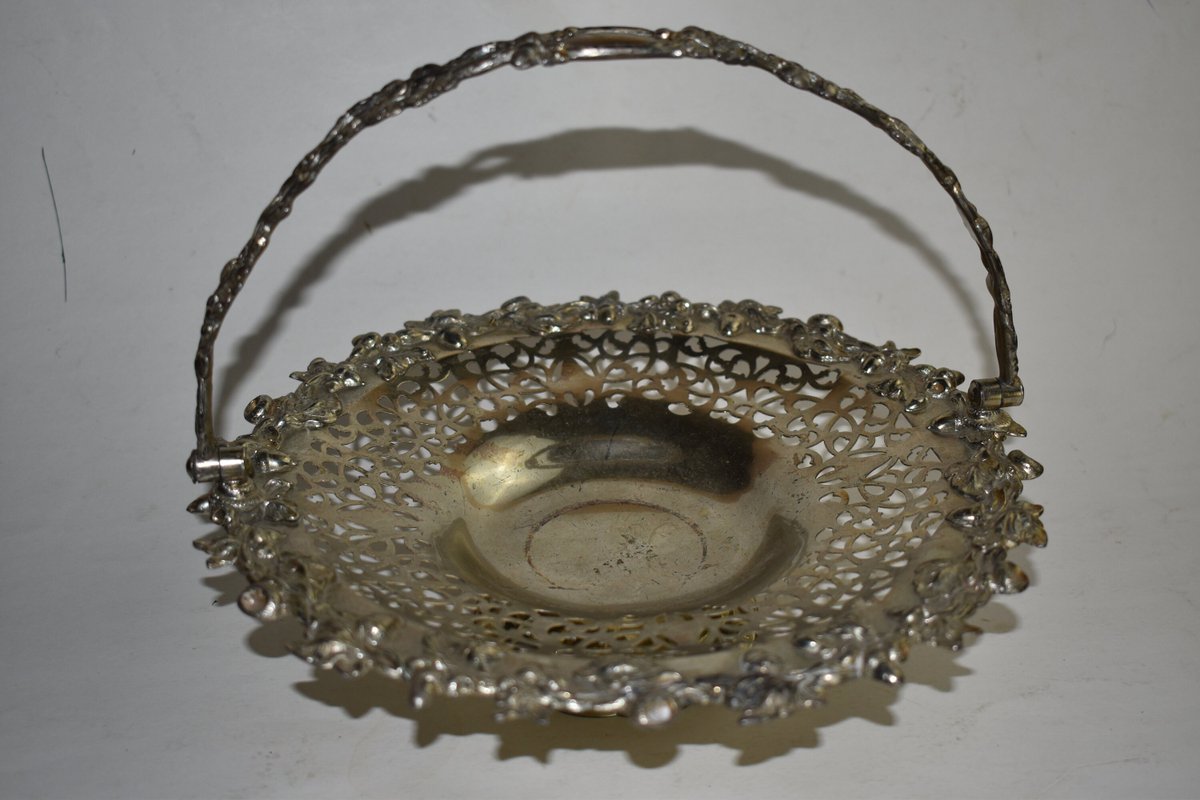 Wisdom_Lane's tweet image. Vintage Early 1900s Silverplate Brides Basket Frame Or Holder With Acorn And Leaf Pattern On edge And Handle Pierced Center Marked 2Q83 tuppu.net/2bef4e8a  #LeafPattern