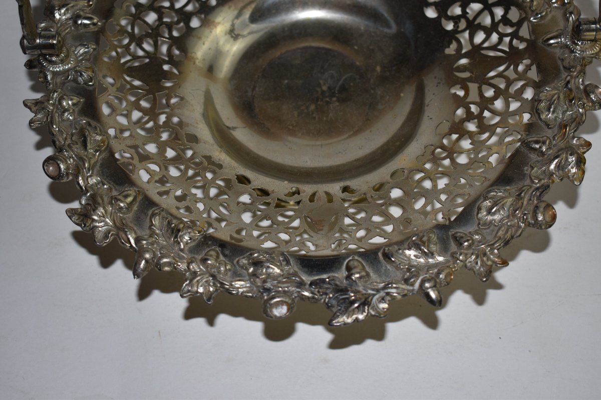 Wisdom_Lane's tweet image. Vintage Early 1900s Silverplate Brides Basket Frame Or Holder With Acorn And Leaf Pattern On edge And Handle Pierced Center Marked 2Q83 tuppu.net/2bef4e8a  #LeafPattern