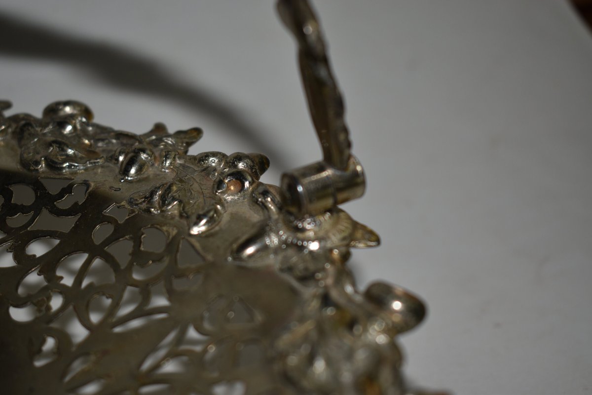 Wisdom_Lane's tweet image. Vintage Early 1900s Silverplate Brides Basket Frame Or Holder With Acorn And Leaf Pattern On edge And Handle Pierced Center Marked 2Q83 tuppu.net/2bef4e8a  #LeafPattern