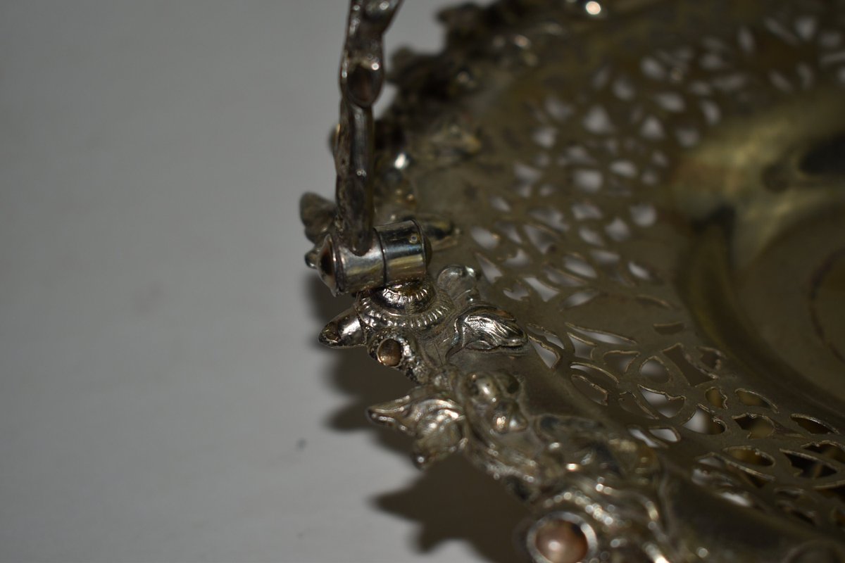 Wisdom_Lane's tweet image. Vintage Early 1900s Silverplate Brides Basket Frame Or Holder With Acorn And Leaf Pattern On edge And Handle Pierced Center Marked 2Q83 tuppu.net/2bef4e8a  #LeafPattern