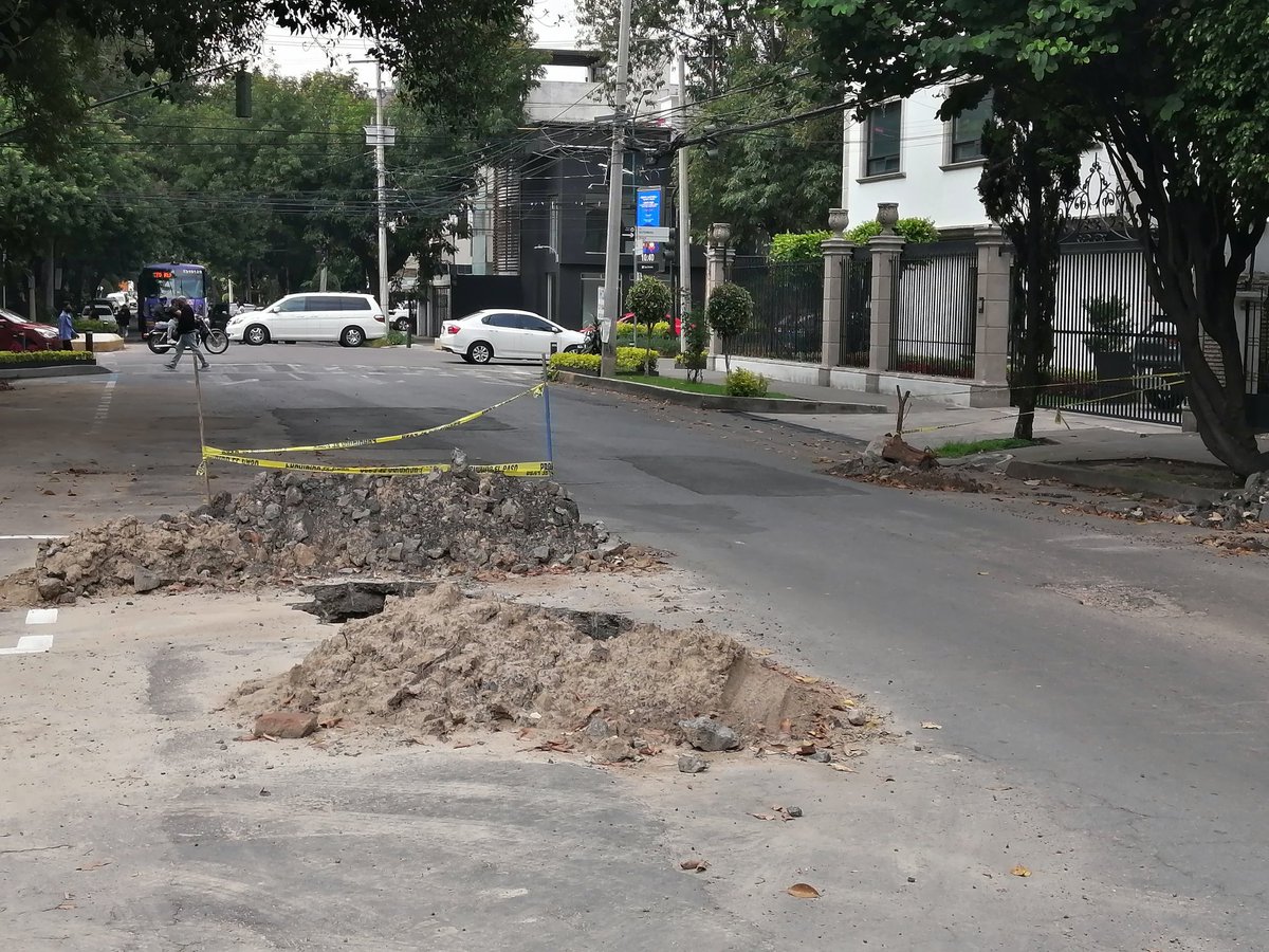 RAULSANTOSA's tweet photo. @CFE_Contigo se requiere cierre de trabajos en calle leibnitz 189, nueva Anzúres, Miguel Hidalgo, CDMX, riesgo a peatones y automóviles, mal acordonamiento @OVIALCDMX @mauriciotabe #CDMX https://t.co/KXroHDtWe9