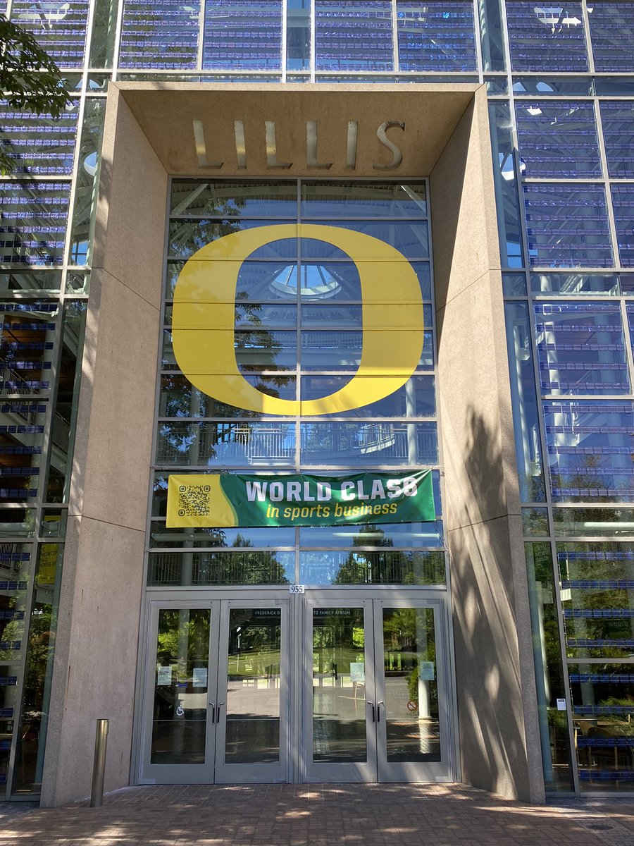 Summertime signage 😎
<a href="/UOBusiness/">Lundquist College</a>
<a href="/uoregon/">University of Oregon</a>
