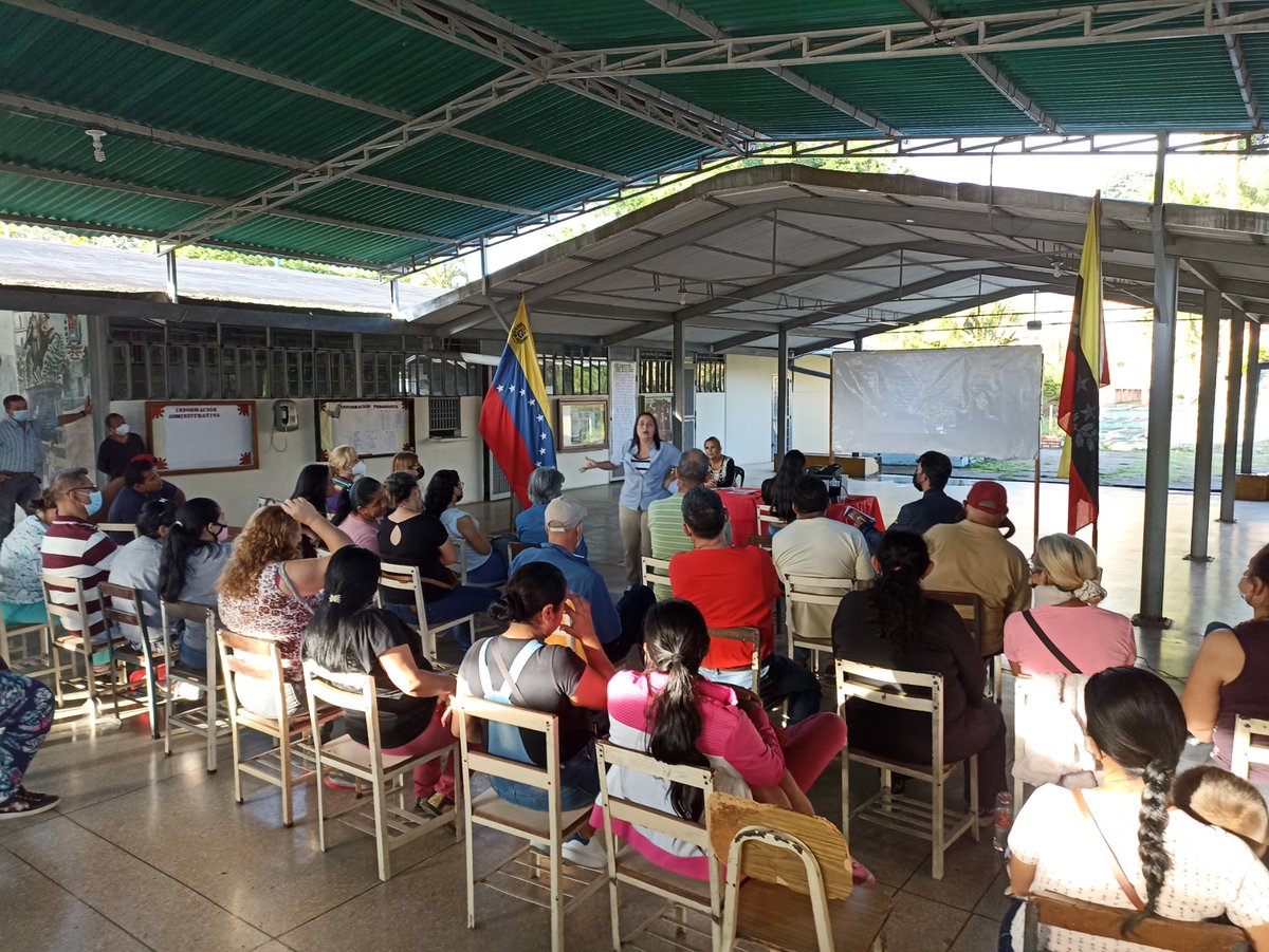 #Hoy reunión de la Alcaldesa de Lobatera y encargada de la mesa de combustible  Natalia Chacón con los líderes de comunidad y líderes de calle de la parroquia San Sebastián en el L. N Gonzalo Méndez