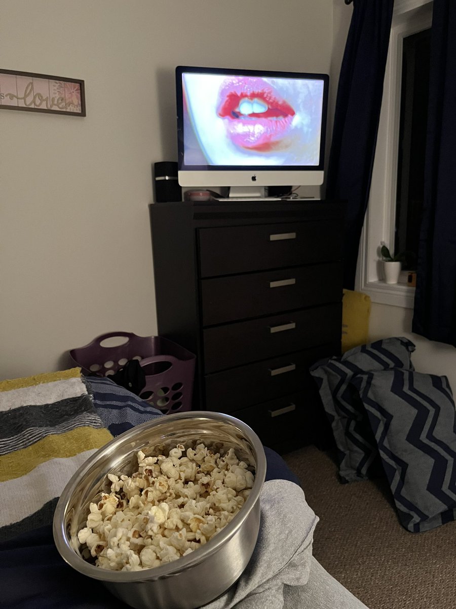 dawn_kimmy_nl's tweet photo. 80’s movie night! I’m watching Pretty in Pink! #mollyringwald #prettinpink #lovethe80s https://t.co/jcB7j2axqq