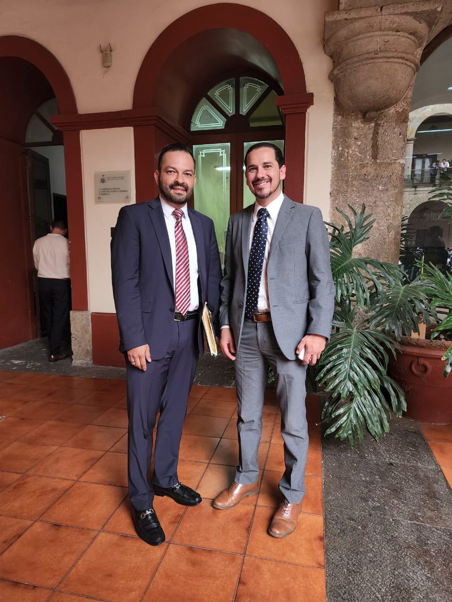 ivanfvallejo's tweet photo. Conversando con el maestro el Salvador Romero, sobre  la necesidad del fortalecimiento de los organos constitucionalmente autónomos @ITEIJal y @CEDHJ , así como la necesidad de garantizar el derecho humano al acceso de la información. https://t.co/eaiGjTO25l