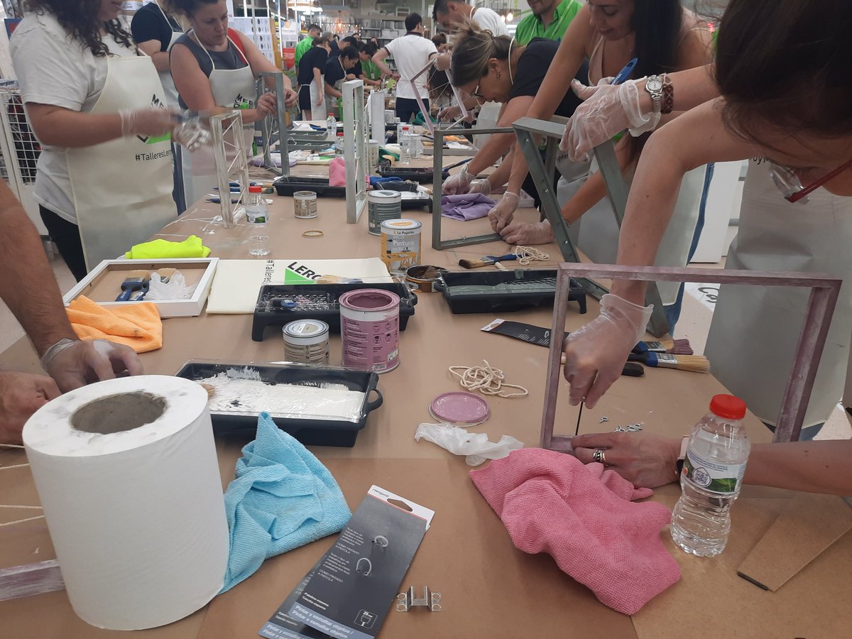 sonia10rivera's tweet photo. #talleresleroymerlin #leroymerlinTomares
#ChalkPaint taller de ChalkPaint con muy buen gente. https://t.co/vOotYCjZ9X