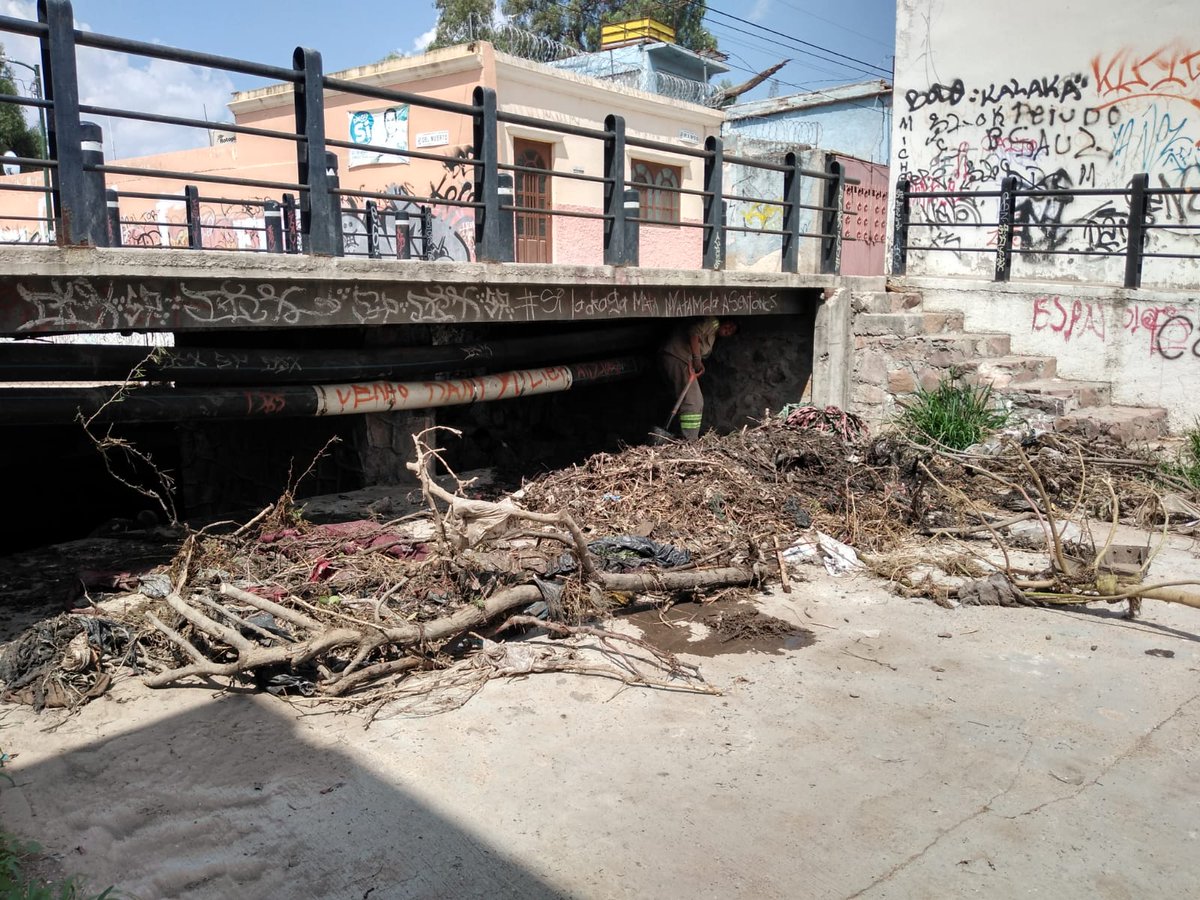 ¡Aguas con la basura! Mantener limpias las calles, ríos y arroyos es responsabilidad de todos. 
Protege el patrimonio de miles de familias tirando la basura en su lugar, así mitigamos riesgos durante esta temporada de lluvias. 

#AguasConLaBasura
#SAPAL
