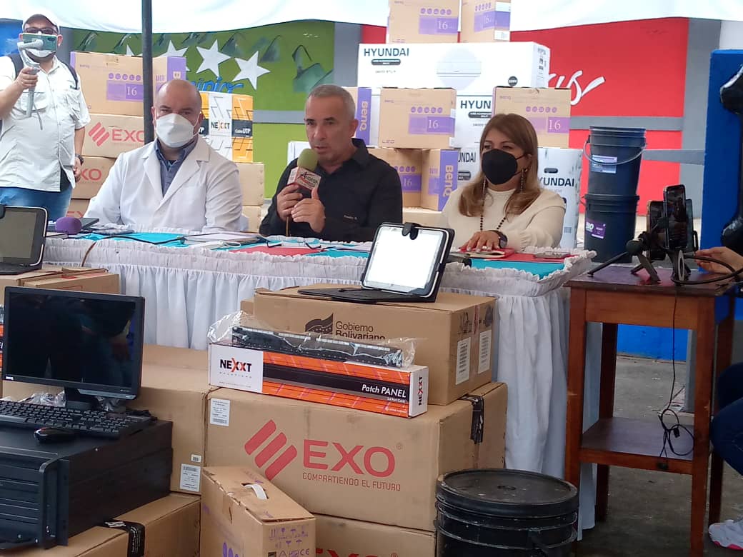 #Táchira Desde el emblemático liceo nacional bolivariano “Luis López Méndez” del municipio  Cárdenas, la Ministra de Educación Yelitze Santaella,  aseguró  que todos los Ipas y  escuelas se van a  rehabilitar. @MPPEDUCACION
<a href="/_LaAvanzadora/">Yelitze Santaella</a>
<a href="/DGSEMPPE/">DIRECCIÓN GENERAL DE SUPERVISIÓN MPPE</a>
<a href="/berzabethg1/">Berzabethgandicaoficial</a>
@ZonaEducTachira