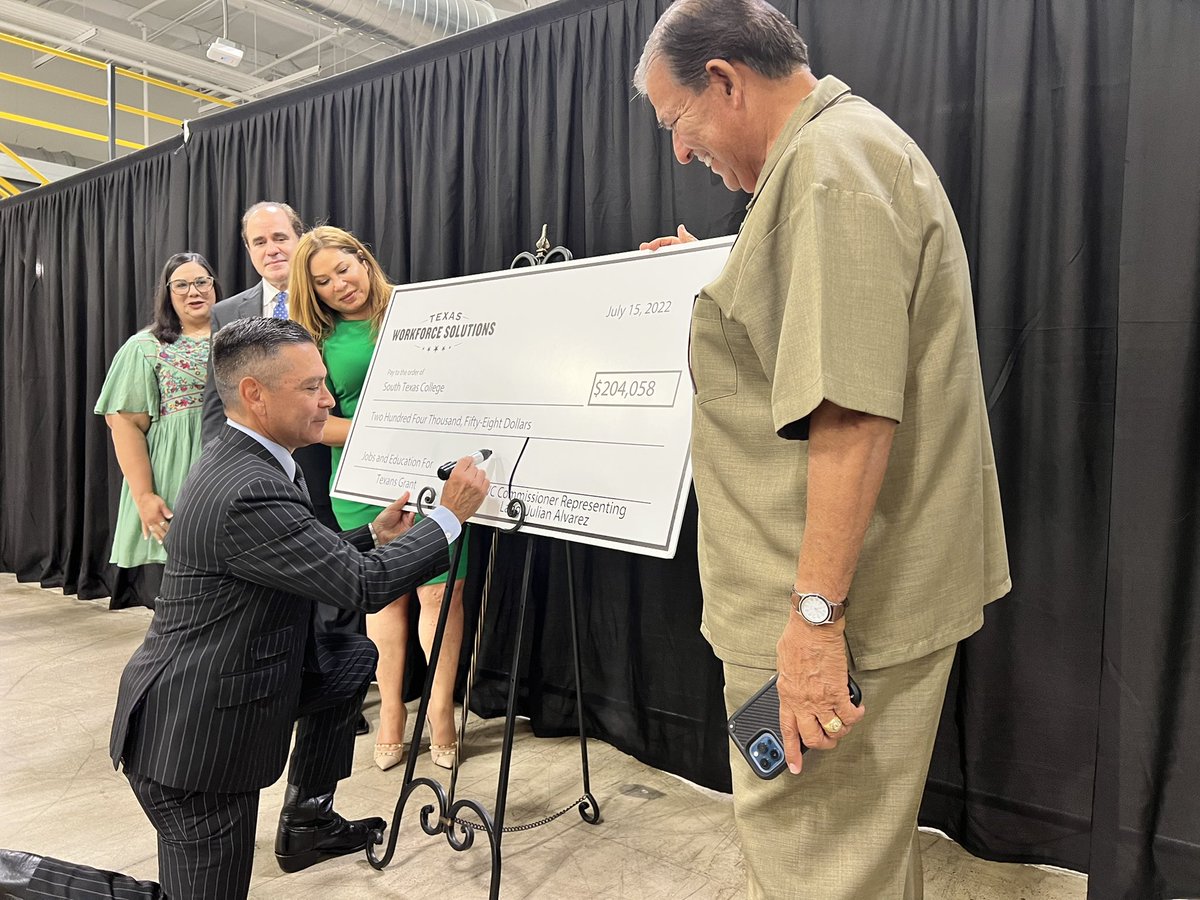 stcjaguars's tweet photo. It was a busy Friday at STC with the @TXWorkforce presenting us with a grant for more than $200K and our Radiologic summer grads being honored with a pinning ceremony.
Not a bad way to start the weekend!
#STCpride #STCjags #STCgrads #STCpartners https://t.co/hwgEJEkkbg