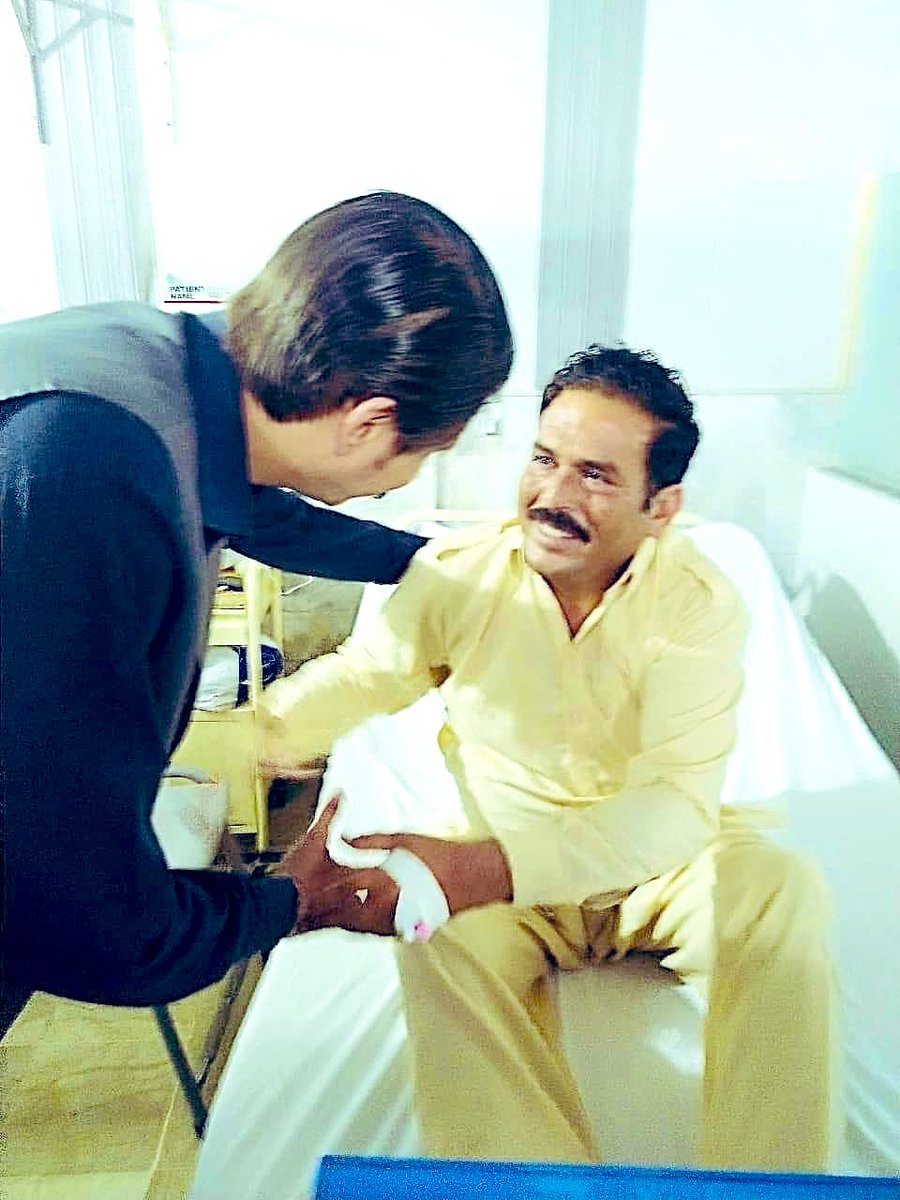 MWaleedCh1's tweet photo. کوٹلی اختلافات نیوز کے نمائندہ راجہ طالب صاحب کی ڈی ایچ کیو ہسپتال میں عیادت کرتے ہوۓ۔ https://t.co/TzDMD6Umn5