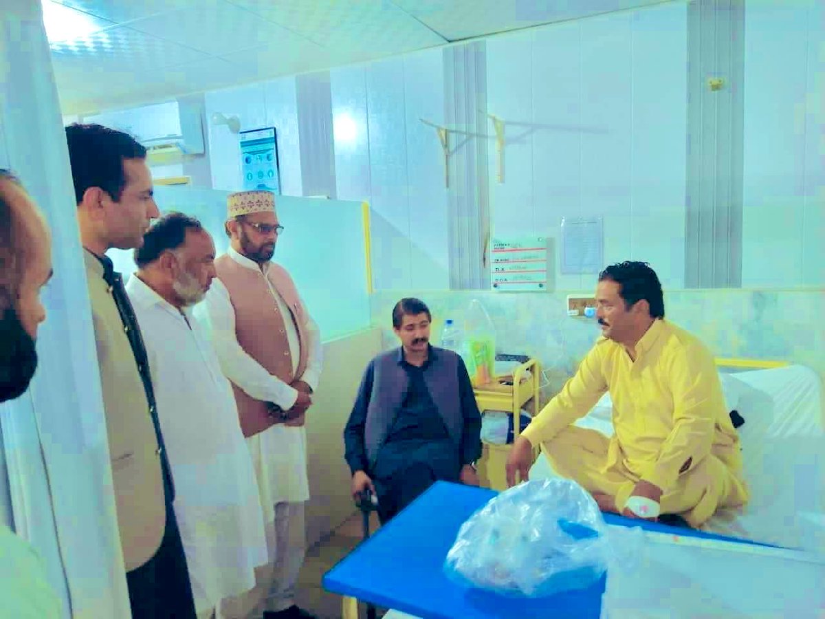 MWaleedCh1's tweet photo. کوٹلی اختلافات نیوز کے نمائندہ راجہ طالب صاحب کی ڈی ایچ کیو ہسپتال میں عیادت کرتے ہوۓ۔ https://t.co/TzDMD6Umn5