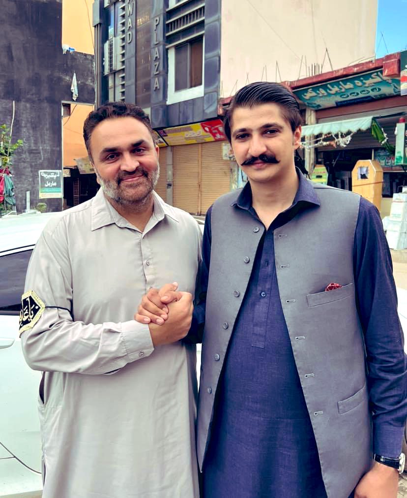MWaleedCh1's tweet photo. کوٹلی ایم ڈی ثاران موویز اینڈ پینافلیکس کوٹلی راجہ عمران صاحب سے ان کی صحت کے متعلق خیریت دریافت کرتے ہوئے۔ https://t.co/znLYzTCUII