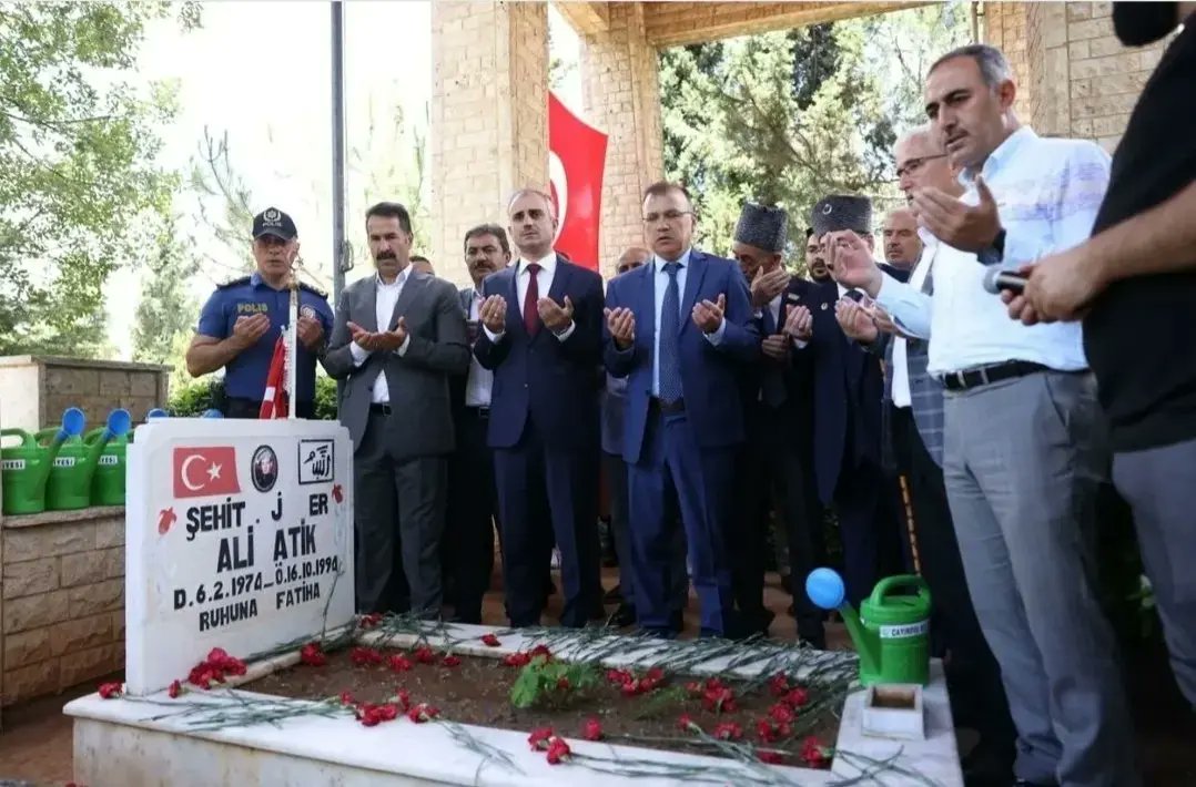 Kaymakamımız Sayın Hasan Gözen İlçe protokolü ile birlikte 15 Temmuz Demokrasi ve Milli Birlik Günü münasebetiyle Şekerpınar Şehitliğini ziyaret ederek, 15 Temmuz şehitleri ve tüm şehitler için dua etti.