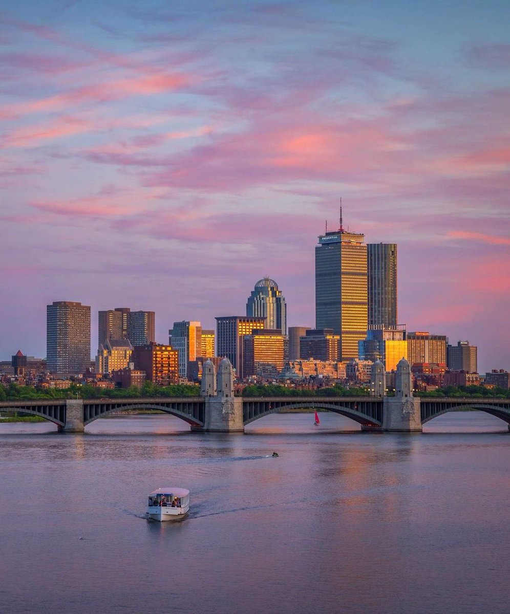 FairmontCopley's tweet photo. #DidYouKnow: Boston's original name was Tremontaine (Trimountain) for three hills in the area. The Puritans later changed the settlement’s name to Boston, after the town in Lincolnshire, England, from which many Puritans originated. #BostonTrivia 

📸: @robdaviesimages https://t.co/Xg1ydMFIbl