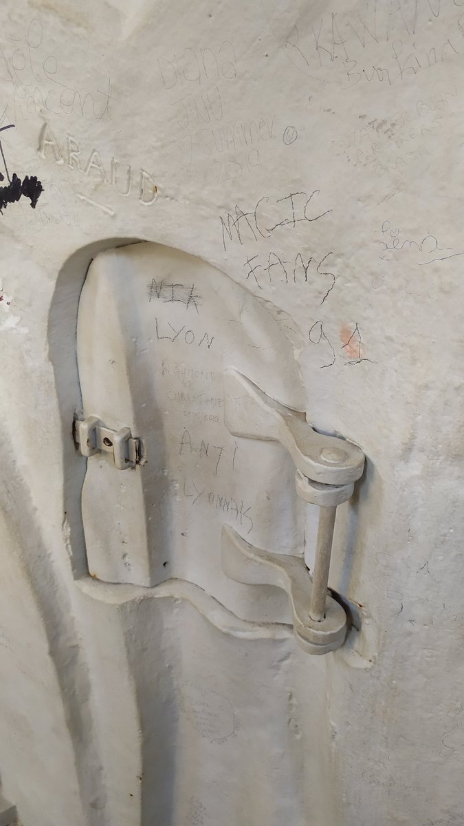ZeMostWanted's tweet photo. Donc à l'intérieur de la statue Notre Dame du Puy, il y a des inscriptions des sups stéphanois. Des fous mdr https://t.co/ZjQafMTYFx