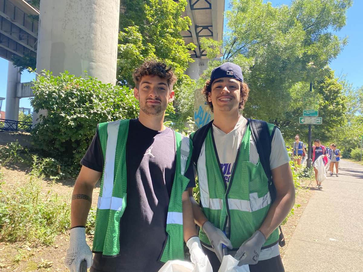 PilotsLead's tweet photo. Last day of Community Service Week @PortlandPilots!✅
Cleaning up the Eastbank Esplanade with @PTStandTogether. Thank you to all participating teams👏👏
@PortlandVBall
@PortlandMSOC
@PortlandWBB
@PortlandMBB
#STWeek https://t.co/rqrhKlGW7n