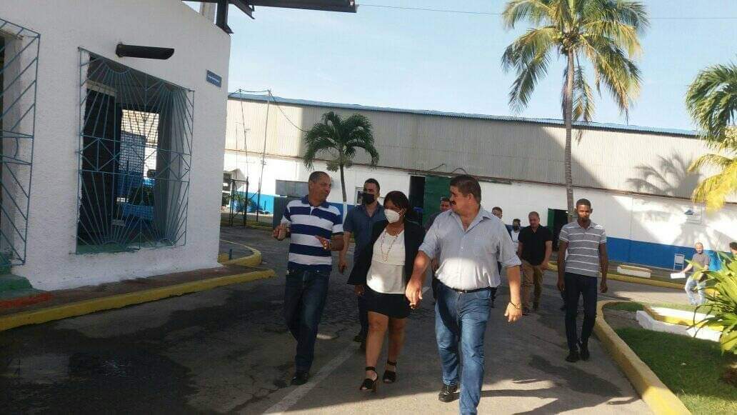 guerrillero_cu's tweet photo. 🐟El Ministro de la Industria Alimentaria d #Cuba, Manuel Santiago Sobrino Mnez recorrió entidades del sector en #PinardelRío. Entre ellas la Empresa Pesquera Industrial La Coloma. Allí constató el estado d locales, situación d los insumos y atención al hombre. 

✏️ @CarmenLLuchA https://t.co/1oisnKhWwN