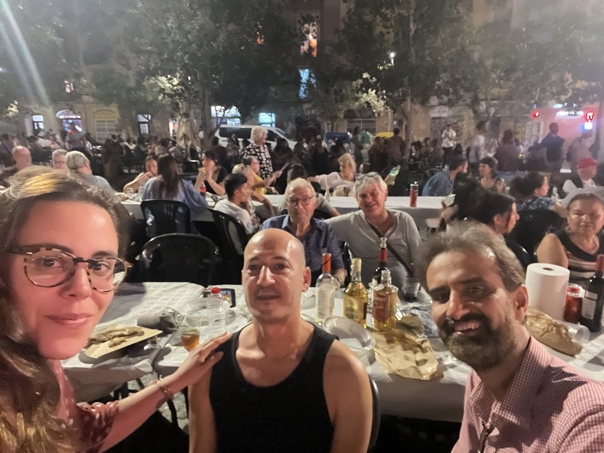 Barea_Julia's tweet photo. 🥰I per acabar aquest segon dia de Festa Major del Raval hem tingut una visita molt especial, el nostre conseller @Nibelungobcn de @CsSantAndreu ens ha volgut acompanyar i conèixer millor el barri del Raval. Gràcies per acompanyar-nos #FMRaval #CiutatVella https://t.co/20E1aZSTYD
