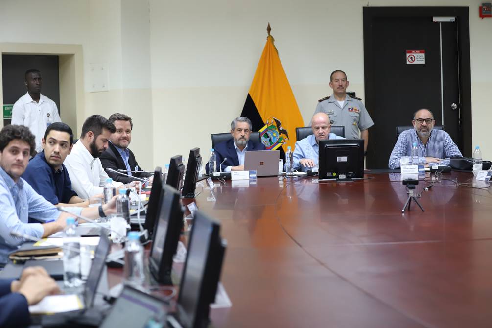 Declaran emergencia en hospitales del IESS y del Seguro Campesino para acelerar el abastecimiento de insumos y medicinas ► ow.ly/n5bK50JXghH