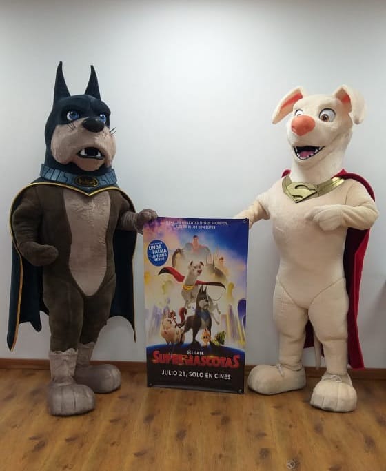 Cine_Colombia's tweet photo. Conoce a Krypto y Ace, dos de los personajes de la película #DcSupermascotas en @SantafeBogotaCC. Tómate una foto 📸 y descubre la Liga de Supermascotas... 28 de julio, ¡solo en cines! https://t.co/Xw6ZZgWYRe