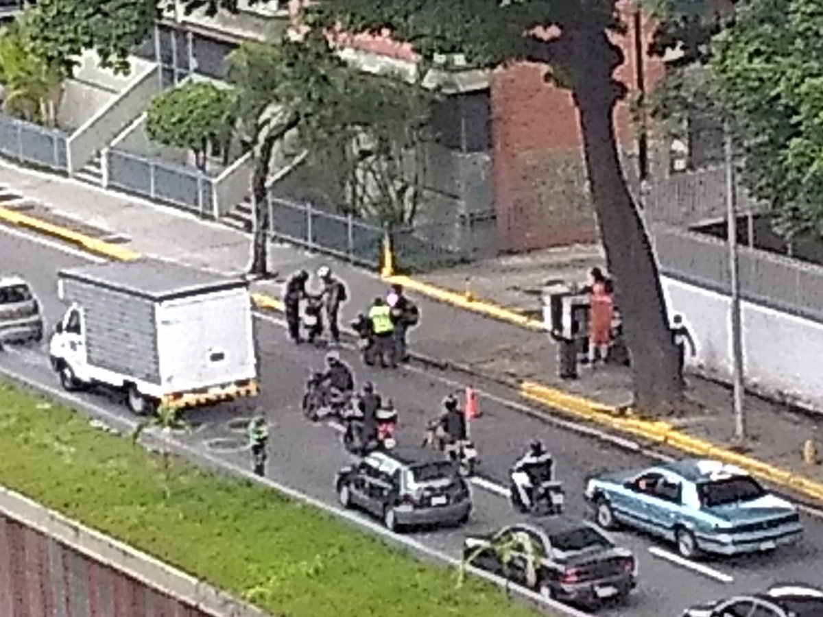 diceleo_'s tweet photo. #ALERTA Cola en la Av. Libertador en sentido Oeste-Este es ocasionada por 3 personas vestidas de PNB. Continúa la delincuencia uniformada y nadie hace nada…
¿Quien autorizó a estos a colocar una alcabala?
#DENUNCIA las alcabalas, la mayoría son delincuentes uniformados. #15Jul https://t.co/oitAGI7iqC