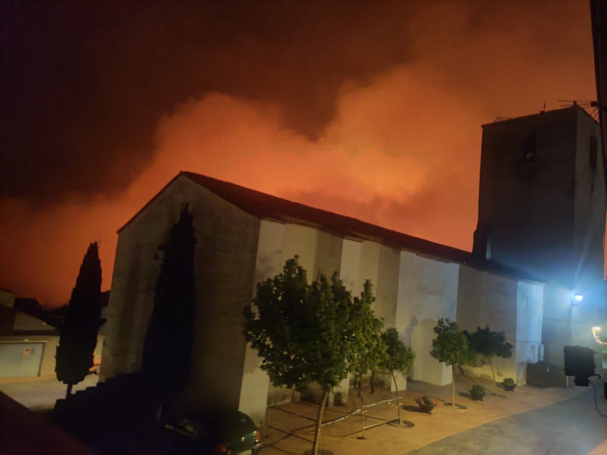 Estherngarzon's tweet photo. Vamos a salvar Monfragüe, pero vamos a dejar que arda Casas de Miravete es una puta vergüenza, esta es la plaza de mi pueblo ahora mismo @EFEnoticias @antena3com @informativost5 @laSextaTV @carlosherreracr #ifcasasdemiravete #fuerzamiravete  
💚🤍🖤 https://t.co/JWA6zmiQxL