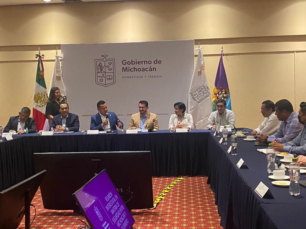 SSPGro's tweet photo. Como parte la coordinación y cooperación entre los estados de Guerrero y Michoacán, se realizó en Morelia la reunión de seguimiento al Convenio de Colaboración Interestatal de Seguridad entre ambas entidades, encuentro en el que participó el titular de la @SSPGro, Evelio Méndez. https://t.co/2rTGAYAmna