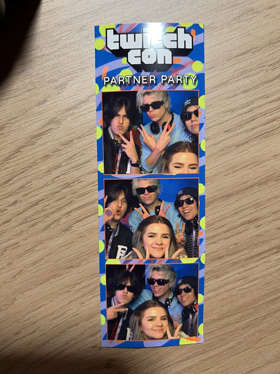 MissaSinfonia's tweet photo. El club de los chicos cool. https://t.co/r0ewsJFKHx